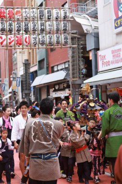 Tokyo - 19 Mayıs 2024: Sanja Festivali 'nde insanlar kutlama yapıyor. Geleneksel bir festival, bir tapınak kuran üç adamın ruhlarına adanmış bir Shinto festivali.