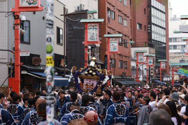 Tokyo - 19 Mayıs 2024: Sanja Festivali 'nde insanlar kutlama yapıyor. Geleneksel bir festival, bir tapınak kuran üç adamın ruhlarına adanmış bir Shinto festivali.