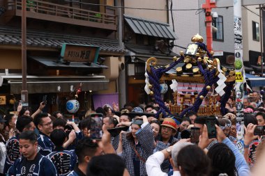 Tokyo - 19 Mayıs 2024: Sanja Festivali 'nde insanlar kutlama yapıyor. Geleneksel bir festivaldir. Bir tapınak kuran üç adamın ruhlarına adanmış bir Shinto festivali.