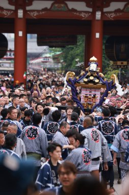 Tokyo - 19 Mayıs 2024: Sanja Festivali 'nde insanlar kutlama yapıyor. Geleneksel bir festivaldir. Bir tapınak kuran üç adamın ruhlarına adanmış bir Shinto festivali.