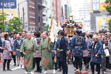Tokyo - 19 Mayıs 2024: Sanja Festivali 'nde insanlar kutlama yapıyor. Geleneksel bir festivaldir. Bir tapınak kuran üç adamın ruhlarına adanmış bir Shinto festivali.
