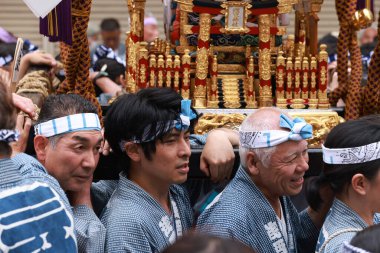 Tokyo - 19 Mayıs 2024: Sanja Festivali 'nde insanlar kutlama yapıyor. Geleneksel bir festivaldir. Bir tapınak kuran üç adamın ruhlarına adanmış bir Shinto festivali.