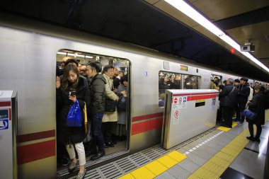  Tokyo Japonya-21 Ocak 2018: Yolcu, Toel Oedo Hattı metro istasyonunda bekliyor. Toel Oedo Hattı metrosu Japonya 'da işlek bir metrodur.