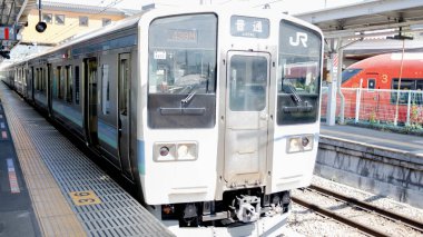 Otsuki, Japonya - 14 Mayıs 2024: Otsuki tren istasyonu. Fujikawaguchiko ve Tokyo arasındaki ana istasyondur..