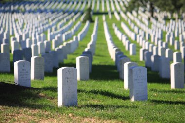 Washington, ABD - 5 Ekim 2016: Washington Arlington Ulusal Mezarlığı 'nda mezar taşları. Mezarlık, iç savaş sırasında Arlington Evi 'nin bahçesinde kuruldu.