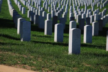 Washington, ABD - 5 Ekim 2016: Washington Arlington Ulusal Mezarlığı 'nda mezar taşları. Mezarlık, iç savaş sırasında Arlington Evi 'nin bahçesinde kuruldu.