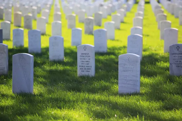 Washington, ABD - 5 Ekim 2016: Washington Arlington Ulusal Mezarlığı 'nda mezar taşları. Mezarlık, iç savaş sırasında Arlington Evi 'nin bahçesinde kuruldu.