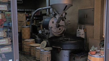 Tokyo - 15 Mayıs 2024: Asakusa 'da kahve çekirdeği kızartma makinesi. Japonya 'nın uzun bir kahve geçmişi var.