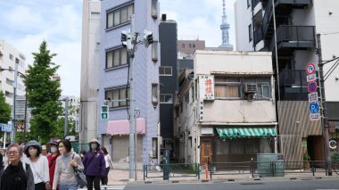 Tokyo 5 Mayıs 2024: Asakusa 'nın sokak manzarası. Asakusa, Tokyo 'da sokaktaki birçok eski bina olan eski kasaba bakanıdır..