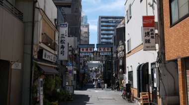 Tokyo 5 Mayıs 2024: Asakusa 'nın sokak manzarası. Asakusa, Tokyo 'da sokaktaki birçok eski bina olan eski kasaba bakanıdır..