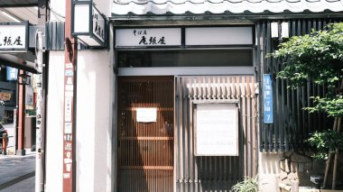 Tokyo 5 Mayıs 2024: Asakusa 'nın sokak manzarası. Asakusa, Tokyo 'da sokaktaki birçok eski bina olan eski kasaba bakanıdır..