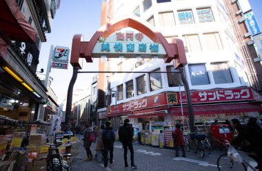 Tokyo Japonca- 2 Mayıs 2018: Koenji koğuşu, Tokyo 'da ikinci el giysi alışverişi için en bilinen bölgedir.