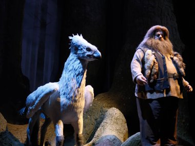 Tokyo - 15 Mayıs 2024: Rubeus Hagrid ve Griffin modeli Warner Bros. Stüdyo. Harry Potter 'ın filmi 