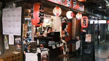 Tokyo - 19 Mayıs 2024: Sanja Festivali 'nde insanlar kutlama yapıyor. Sanja Festivali geleneksel festivallerden biri, hafta sonu boyunca Shinto festivalini kuran üç kişinin ruhları için düzenlendi. 