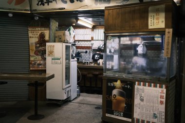 Tokyo - 20 Mayıs 2024: Asakusa Yeraltı Alışveriş Merkezi 'nde ramen dükkanı. 1955 'te inşa edilen Asakusa Metro AVM, Japonya' daki bu tip üçüncü yapı oldu.