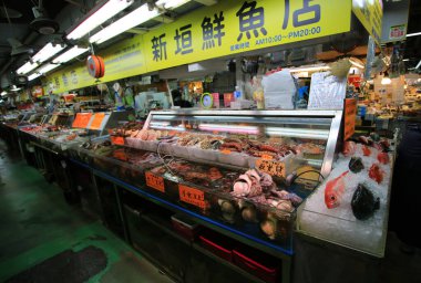 Naha, Japonya- 10 Ocak 2018: Kokusai-dori Caddesi, Okinawa, Japonya 'daki Naha alışveriş caddelerinden biri. 