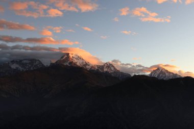 Annapurna 'nın güneyi, Nepal' deki Annapurna sıradağlarında artçı ışık sırasında yer almaktadır.