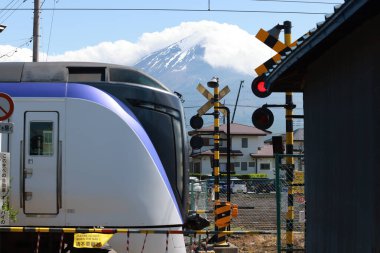 Japonya, FujiKawaguchiko 17 Mayıs 2024: Fuji Gezisi, JR East ve Fuji Kyuko tarafından Chuo Hattı 'nda Shinjuku ile Fujikyuko Hattı' nda Kawaguchiko arasında yürütülen düzenli, sınırlı bir ekspres seferdir..