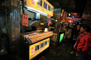 Taichung; Tayvan, 14 Nisan 2015: Fengjia gece pazarında kimliği belirsiz kişiler yiyecek satın alıyor. Fengjia Tayvan 'ın en ünlü gece marketlerinden biridir.