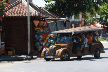 Hoi An, Vietnam 7 Temmuz 2024: Hoi An 'da bir tur otobüsü
