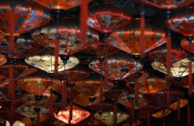 Hoi, Vietnam 'da geceleri sokaktaki geleneksel renkli fener ünlü sahnelerden biridir.