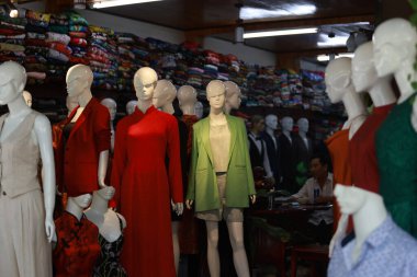 Hoi An, Vietnam 7 Temmuz 2024: Hoi An 'daki terzi dükkanında çalışan işçiler bir zamanlar Vietnam Fransız kolonisi olan Hoi An' ın özel bir kültürü olan batı sosu ile işlenmiş nakış işi yapan eski bir kasaba.