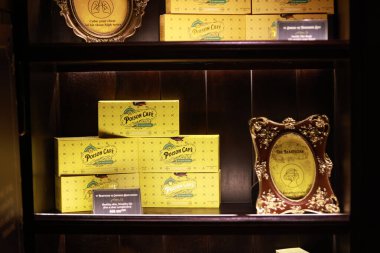 Hoi An, Vietnam 7 Temmuz 2024: Güzel Vietnam kahvesi paketi butikte satılıyor. Eski kasaba, 15. yüzyıldan 19. yüzyıla kadar Güneydoğu Asya 'nın ticaret limanıydı, şimdi ise tatil köyü haline geldi..