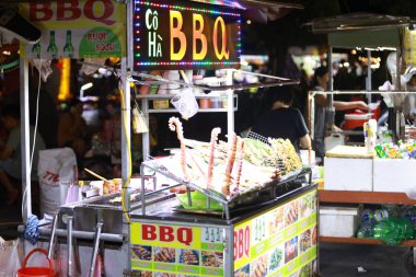 Hoi An, Vietnam 7 Temmuz 2024: bbq market tezgahı Hoi A gece pazarında yiyecek satmaktadır.. 