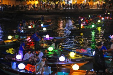 Hoi An, Vietnam 7 Temmuz 2024: bbq market tezgahı Hoi A gece pazarında yiyecek satmaktadır.. 