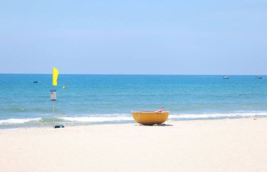 Da Nang, Vietnam 'daki My Khe plajında bir sepet tekne.
