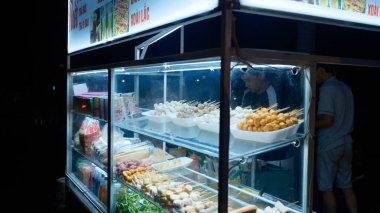 Da Nang, Vietnam: Vietnam 'daki yerel market tezgahında balık köftesi barbeküsü. Vietnam 'ın orta kesimindeki Da Nang' da turizm ana sektördür..