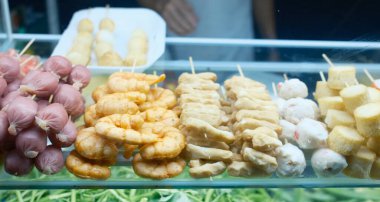 Geleneksel bir mutfak olarak, Vietnam, Da nang 'daki yerel pazarda geleneksel balık köftesi ya da surimi barbeküsü sergilenecek.