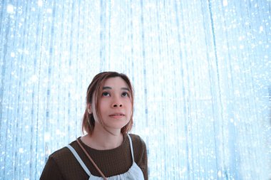 Kadın ışık gösterisinin tadını çıkar.