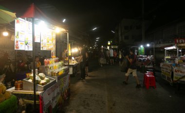 Chiang Mai, Tayland, 20 Aralık 2019: Hawker pazar gecesi Chiang Mai 'de turistlere hediye satmakla meşgul. Kuzey Tayland 'daki en büyük gece marketi.