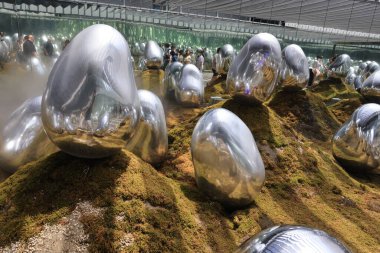 Tokyo - 4 Mayıs 2023: Odaiba 'daki Laboratuvar Gezegenleri' ndeki geniş yosun bahçesinde gümüş yumurtalar sergileniyor. Tokyo 'da uluslararası bir sanat topluluğu olarak bilinir..