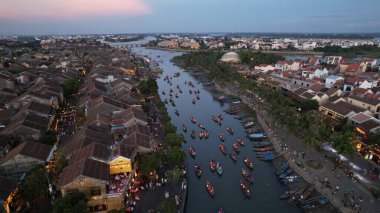 Vietnam 'da bir gece marketinde fener botları. Eski kasaba 15-19. yüzyıldan beri Güneydoğu Asya' nın ticaret limanıydı. Şimdi ise tatil köyü haline geldi.