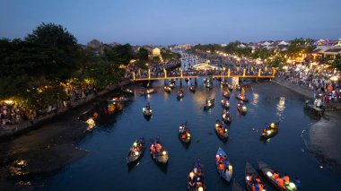 Vietnam 'da bir gece marketinde fener botları. Eski kasaba 15-19. yüzyıldan beri Güneydoğu Asya' nın ticaret limanıydı. Şimdi ise tatil köyü haline geldi.