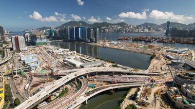 Hong Kong - 4 Ağustos 2024: Kai Tak yeniden yapılanma bölgesinin ufuk çizgisi, Kai Tak 'ın eski havaalanının yeni şehir planlaması.
