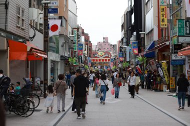 Tokyo- 5 Mayıs 2024: Sugamo kemer yolu sokakta. Sugamo Toshima, Tokyo, Japonya 'da bir mahalledir. Showa tarzı eski moda bir alışveriş caddesi..