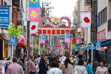 Tokyo- 5 Mayıs 2024: Sugamo kemer yolu sokakta. Sugamo Toshima, Tokyo, Japonya 'da bir mahalledir. Showa tarzı eski moda bir alışveriş caddesi..