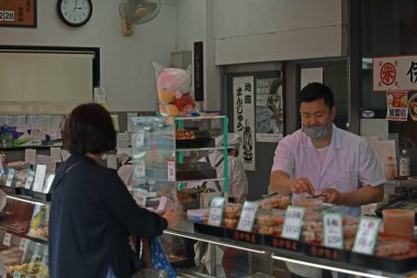Tokyo- 5 Mayıs 2024: Sugamo kemer yolu sokakta. Sugamo Toshima, Tokyo, Japonya 'da bir mahalledir. Showa tarzı eski moda bir alışveriş caddesi..