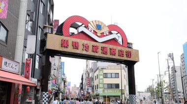 Tokyo- 5 Mayıs 2024: Sugamo kemer yolu sokakta. Sugamo Toshima, Tokyo, Japonya 'da bir mahalledir. Showa tarzı eski moda bir alışveriş caddesi..