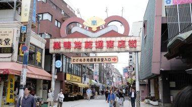 Tokyo- 5 Mayıs 2024: Sugamo kemer yolu sokakta. Sugamo Toshima, Tokyo, Japonya 'da bir mahalledir. Showa tarzı eski moda bir alışveriş caddesi..
