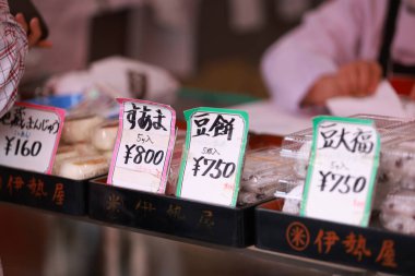 Geleneksel Daifuku caddedeki bir mağazada sergileniyor. Sugamo Toshima, Tokyo, Japonya 'da bir mahalledir. Showa tarzı eski moda bir alışveriş caddesi..