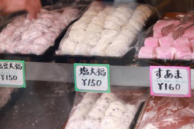Geleneksel Daifuku caddedeki bir mağazada sergileniyor. Sugamo Toshima, Tokyo, Japonya 'da bir mahalledir. Showa tarzı eski moda bir alışveriş caddesi..