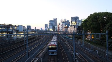Tokyo - 20 Mayıs 2024: Ueno tren istasyonu manzarası. Ueno Tokyo Metropolis 'in bir parçası olarak en çok Ueno Parkı ve tren istasyonu olarak bilinir.