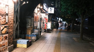 Tokyo - 15 Mayıs 2024: Barın ve restoranın iş çıkışı sokağı. Japonlar gece işten sonra kulüp ve restoranda mola vermek istiyorlar.