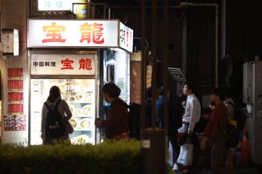 Tokyo - 15 Mayıs 2024: İnsanlar ramen restoranını bekliyor. Ramen, Japonya 'da ünlü yemeklerden biridir. 