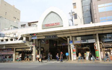 Kyoto, Japonya 2 Ekim 2014: Shijo Caddesi 'nde gündüz sahnesi. Kyoto 'daki ana caddede.