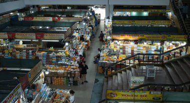 Danang, Vietnam 2 Mayıs 2024: Vietnam 'daki Han Pazarı' nın dışı. Da Nang 'daki en büyük ıslak markettir..